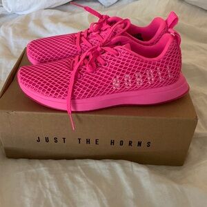 NOBULL mesh runners hot pink size 8 - brand new!